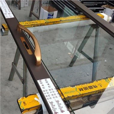 Finestres d'alumini marró fosc